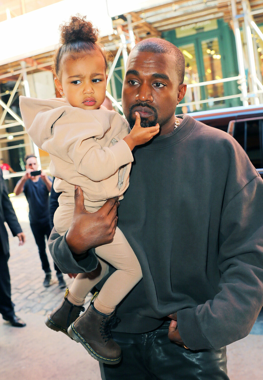 PÅ PAPPAS ARM: Kanye West prøver å gi sin kone en hjelpende hånd og alenetid med sønnen, ved å invitere North med på middagsdater. Foto: Splash News PÅ PAPPAS ARM: Kanye West prøver å gi sin kone en hjelpende hånd og alenetid med sønnen, ved å invitere North med på middagsdater. Foto: Splash News