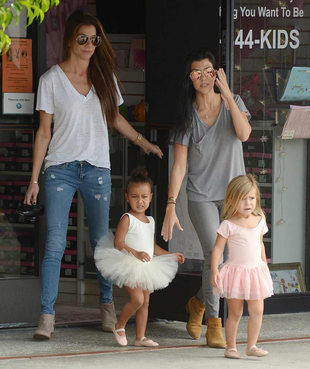 SØTE KUSINER: Kourtney Kardashian datter Penelope tilbringer også mye tid med North. Her er de nylig ferdig med en ballett-time. Foto: Splash News SØTE KUSINER: Kourtney Kardashian datter Penelope tilbringer også mye tid med North. Her er de nylig ferdig med en ballett-time. Foto: Splash News