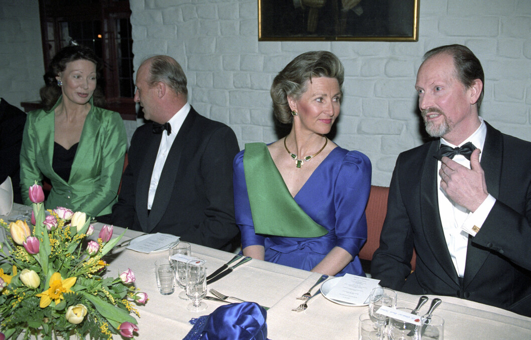 I ROJALT SELSKAP: Daværende kulturminister Åse Kleveland i samtale med kong Harald under gallamiddagen i anledning Holmenkollens 100-årsjubileum våren 1992. Oddvar Bull Tuhus i samtale med dronning Sonja. Foto: NTB scanpix I ROJALT SELSKAP: Daværende kulturminister Åse Kleveland i samtale med kong Harald under gallamiddagen i anledning Holmenkollens 100-årsjubileum våren 1992. Oddvar Bull Tuhus i samtale med dronning Sonja. Foto: NTB scanpix