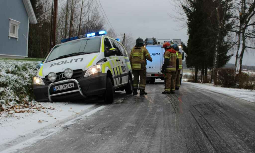 GIKK IKKE VEIEN: Politiet i Østfold kjørte på sommerdekk da snøen kom. Det viste seg å være en dårlig idé. Foto: Glenn Johanson GIKK IKKE VEIEN: Politiet i Østfold kjørte på sommerdekk da snøen kom. Det viste seg å være en dårlig idé. Foto: Glenn Johanson