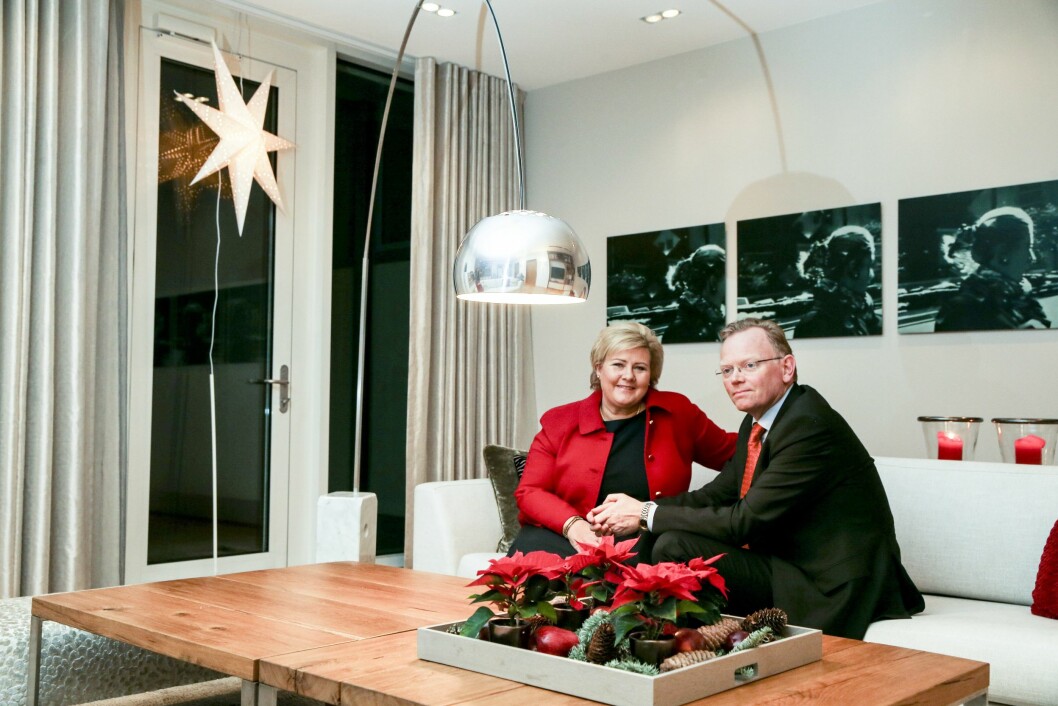 PYNTET TIL JUL I OSLO: Selv om julen feires i Bergen, pyntes også statsministerboligen i Oslo til jul. Her er Erna Solberg og Sindre Finnes fotografert der i desember 2013. Foto: Stein J. Bjørge/ NTB Scanpix PYNTET TIL JUL I OSLO: Selv om julen feires i Bergen, pyntes også statsministerboligen i Oslo til jul. Her er Erna Solberg og Sindre Finnes fotografert der i desember 2013. Foto: Stein J. Bjørge/ NTB Scanpix
