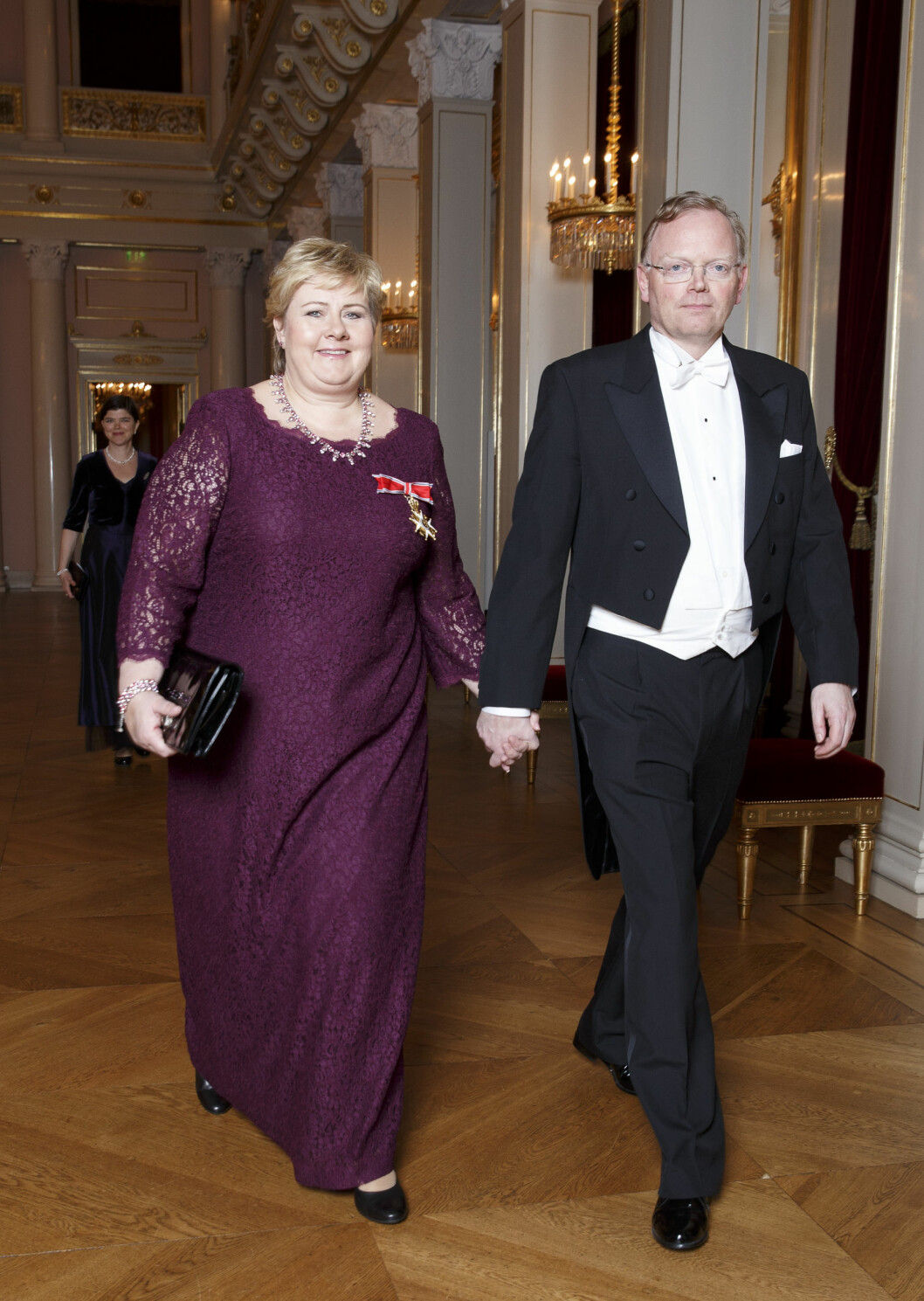 I TYKT OG TYNT: I år har Erna Solberg og Sindre Finnes vært lykkelig gift i 20 år. Her er de to på gallamiddag på Slottet i mars 2015. Foto: NTB scanpix I TYKT OG TYNT: I år har Erna Solberg og Sindre Finnes vært lykkelig gift i 20 år. Her er de to på gallamiddag på Slottet i mars 2015. Foto: NTB scanpix