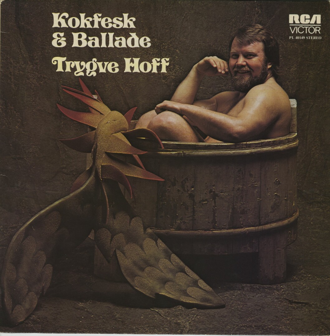 BADEKAR: Trygve Hoff er mannen bak de evige klassikerne "Har en drøm" og "Ei hans å holde i", og har forlengst sunget seg inn i norsk musikkhistorie. Men på coveret av "Kokfest & Ballade" fra 1979 er det all grunn til å lure på hvem han har selskap av i badestampen. Foto: VENDETTA FORLAG BADEKAR: Trygve Hoff er mannen bak de evige klassikerne "Har en drøm" og "Ei hans å holde i", og har forlengst sunget seg inn i norsk musikkhistorie. Men på coveret av "Kokfest & Ballade" fra 1979 er det all grunn til å lure på hvem han har selskap av i badestampen. Foto: VENDETTA FORLAG
