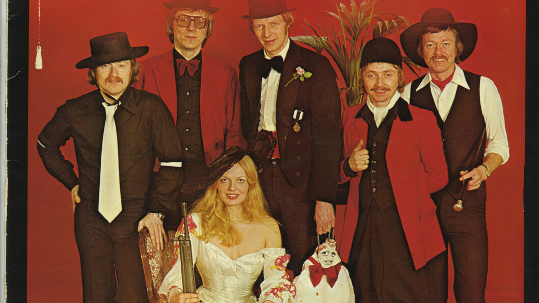 Det trønderske popbandet Four Jets er et av landets eldste band, og gruppe har hatt rundt 35 medlemmer i de 50 årene de har eksistert. Siden starten har de gitt ut 15 album, og solgt rundt 750.000 plater. De har har mottatt en diamantplate, tre gullplater og seks sølvplater, og var forfatternes soleklare favoritt i klassen "mest absurde omslag". Legg merke til detaljene - en flyndre med påmalt ansikt, en mann i bunad og skøyter, og den smilende kvinnen med maskingevær av typen AG-3. Foto: VENDETTA FORLAG Det trønderske popbandet Four Jets er et av landets eldste band, og gruppe har hatt rundt 35 medlemmer i de 50 årene de har eksistert. Siden starten har de gitt ut 15 album, og solgt rundt 750.000 plater. De har har mottatt en diamantplate, tre gullplater og seks sølvplater, og var forfatternes soleklare favoritt i klassen "mest absurde omslag". Legg merke til detaljene - en flyndre med påmalt ansikt, en mann i bunad og skøyter, og den smilende kvinnen med maskingevær av typen AG-3. Foto: VENDETTA FORLAG