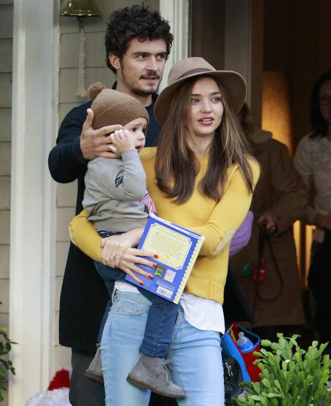BLE SINT: Filmstjernen Orlando Bloom skal ha blitt rasende over Biebers flørt med ekskona Miranda Kerr (t.h). Her er de to med sønnen Flynn i Los Angeles 2. juledag 2012. Foto: © infusla-52/221/INFphoto.com/Corbis BLE SINT: Filmstjernen Orlando Bloom skal ha blitt rasende over Biebers flørt med ekskona Miranda Kerr (t.h). Her er de to med sønnen Flynn i Los Angeles 2. juledag 2012. Foto: © infusla-52/221/INFphoto.com/Corbis
