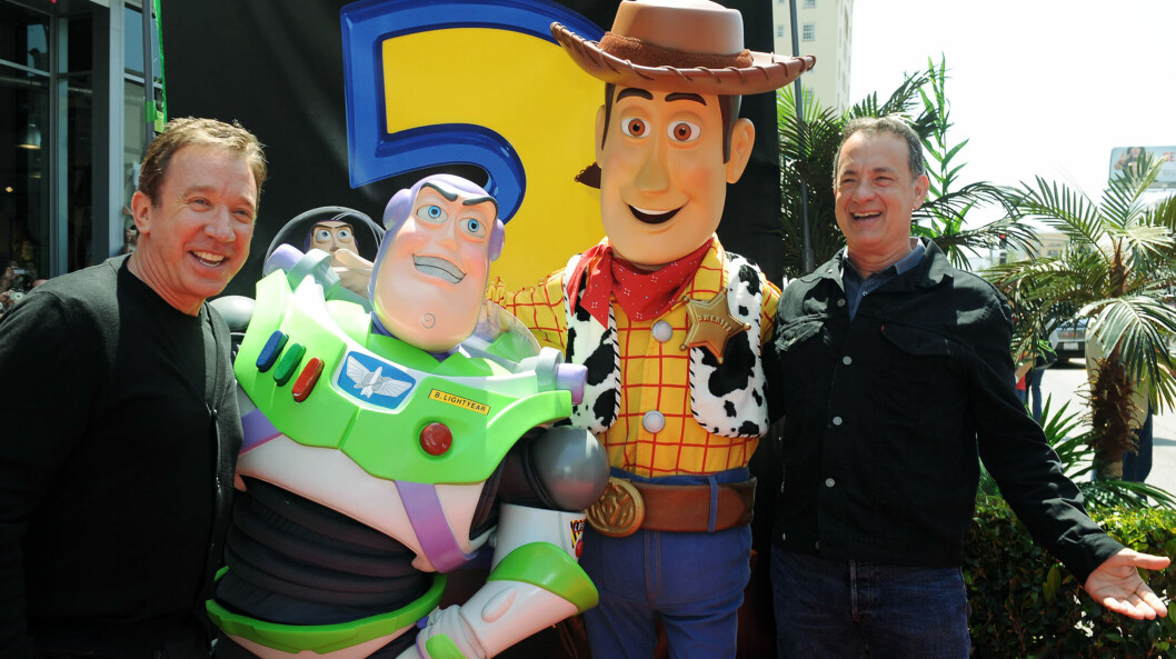 FILMHELTER: Tim Allen (t.v) er mannen bak stemmen til actionfiguren og makkeren til Woody, Buzz Lightyear. Her er han og Tom Hanks på verdenspremieren på «Toy Story 3» i L.A. sommeren 2010, sammen sine populære rollefigurer. Foto: Ap FILMHELTER: Tim Allen (t.v) er mannen bak stemmen til actionfiguren og makkeren til Woody, Buzz Lightyear. Her er han og Tom Hanks på verdenspremieren på «Toy Story 3» i L.A. sommeren 2010, sammen sine populære rollefigurer. Foto: Ap