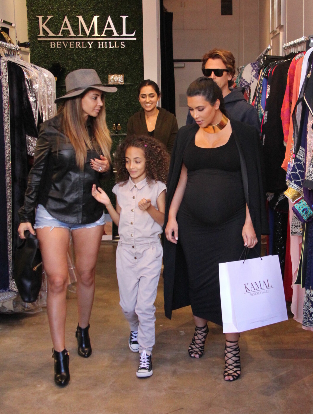 MOT SLUTTEN: Høygravide Kim Kardashian med Jonathan Cheban og en venninne på shopping. Foto: wenn.com MOT SLUTTEN: Høygravide Kim Kardashian med Jonathan Cheban og en venninne på shopping. Foto: wenn.com