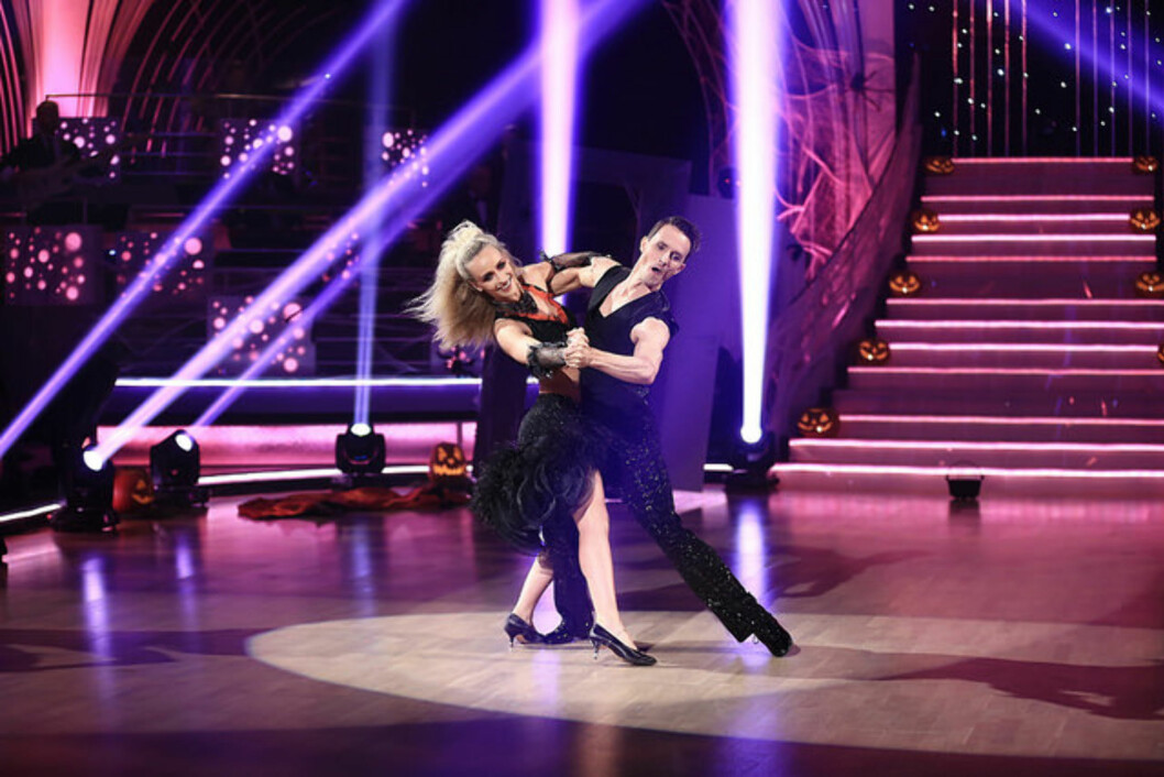 UTE: Lørdag var det Katarina Flatland og dansepartner Tom-Arild Hansen som måtte forlate «Skal vi danse». Programlederen la ikke skjul på at hun gjerne skulle hatt en plass på pallen, men forsikret om at hun har kost seg i konkurransen. UTE: Lørdag var det Katarina Flatland og dansepartner Tom-Arild Hansen som måtte forlate «Skal vi danse». Programlederen la ikke skjul på at hun gjerne skulle hatt en plass på pallen, men forsikret om at hun har kost seg i konkurransen.