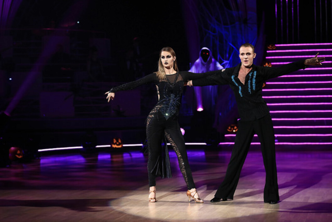 TROSSET LEGEN: Adelén har slitt med magesmerter, men ingenting kunne hindre henne fra å innta dansegulvet i Nydalen lørdag kveld. Foto: Thomas Reisæter/TV 2 TROSSET LEGEN: Adelén har slitt med magesmerter, men ingenting kunne hindre henne fra å innta dansegulvet i Nydalen lørdag kveld. Foto: Thomas Reisæter/TV 2