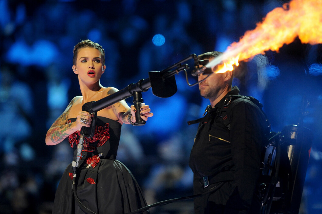 TØFFING: Ruby Rose og Ed Sheeran sprutet flammer fra scenen. Foto: Getty Images for MTV TØFFING: Ruby Rose og Ed Sheeran sprutet flammer fra scenen. Foto: Getty Images for MTV