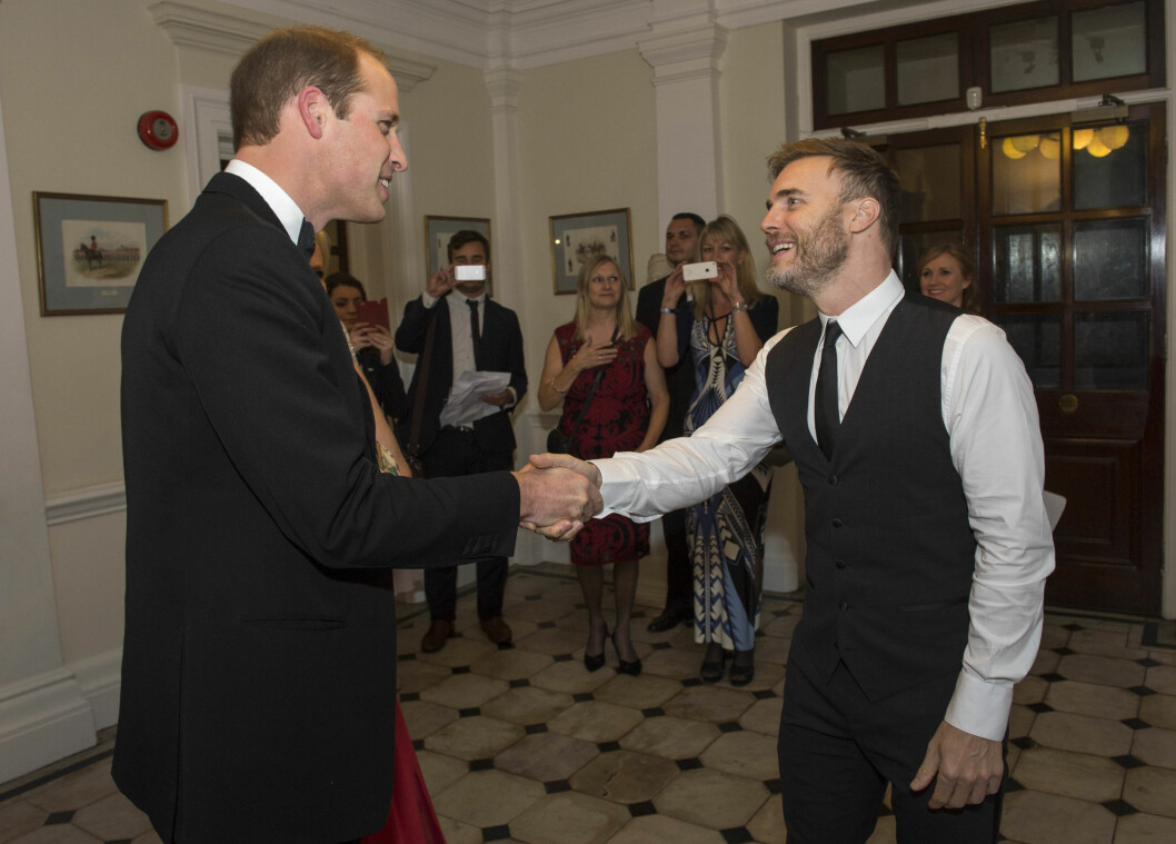 TAKKET PRINSEN: Take That-stjernen Gary Barlow var også på plass under middagen, og etter talen takket han prins William for de rørende ordene fra talerstolen. Foto: Pa Photos TAKKET PRINSEN: Take That-stjernen Gary Barlow var også på plass under middagen, og etter talen takket han prins William for de rørende ordene fra talerstolen. Foto: Pa Photos