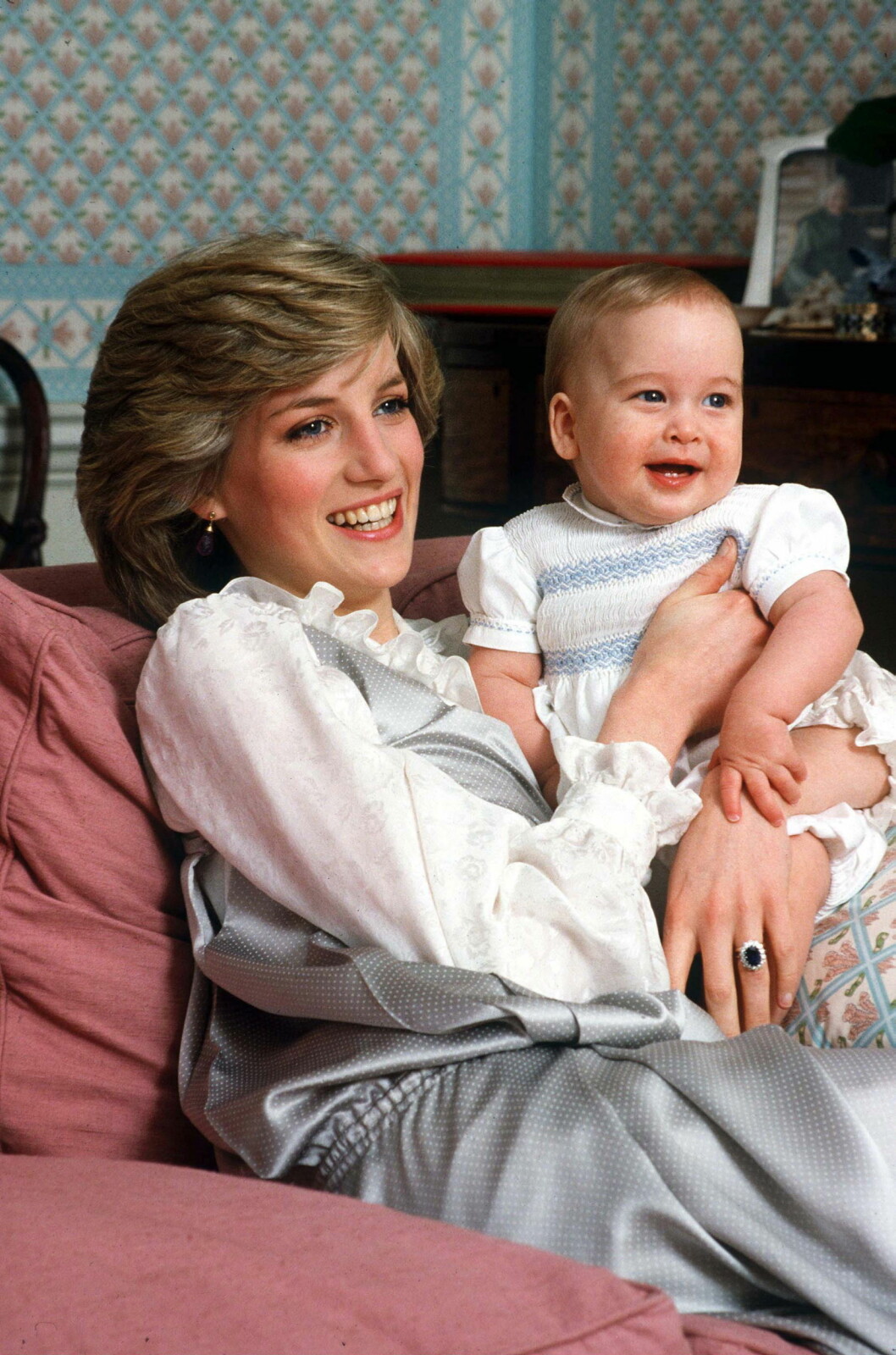 GODE MINNER: Tapet av mor er den verste sorgen et barn kan oppleve, sier prins William. Her er han fotografert med mamma Diana. På fingeren sitter ringen som Kate bærer i dag. Foto: Ap GODE MINNER: Tapet av mor er den verste sorgen et barn kan oppleve, sier prins William. Her er han fotografert med mamma Diana. På fingeren sitter ringen som Kate bærer i dag. Foto: Ap