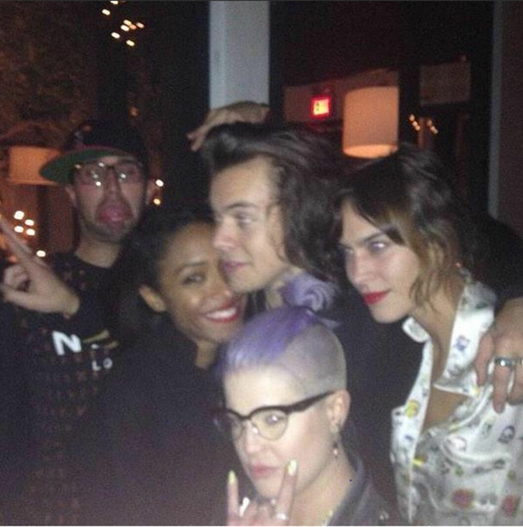KJENDISVENNER: Alexa menger seg med alle de store stjernene. Her koser hun seg blant annet på fest med Kelly Osbourne og Harry Styles i vinter. Foto: Xposure KJENDISVENNER: Alexa menger seg med alle de store stjernene. Her koser hun seg blant annet på fest med Kelly Osbourne og Harry Styles i vinter. Foto: Xposure