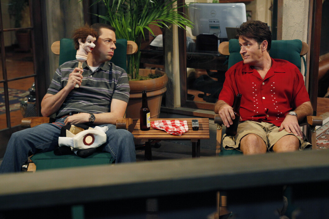 KYSSET LOTTO-INGEBORG: Da Lotto-programlederen traff skandaleombruste Charlie Sheen som 17-åring, fikk hun et kyss av stjernen. Her er han i en scene fra "Two And a Half Men" med kollega Jon Cryer. Foto: Scanpix KYSSET LOTTO-INGEBORG: Da Lotto-programlederen traff skandaleombruste Charlie Sheen som 17-åring, fikk hun et kyss av stjernen. Her er han i en scene fra "Two And a Half Men" med kollega Jon Cryer. Foto: Scanpix