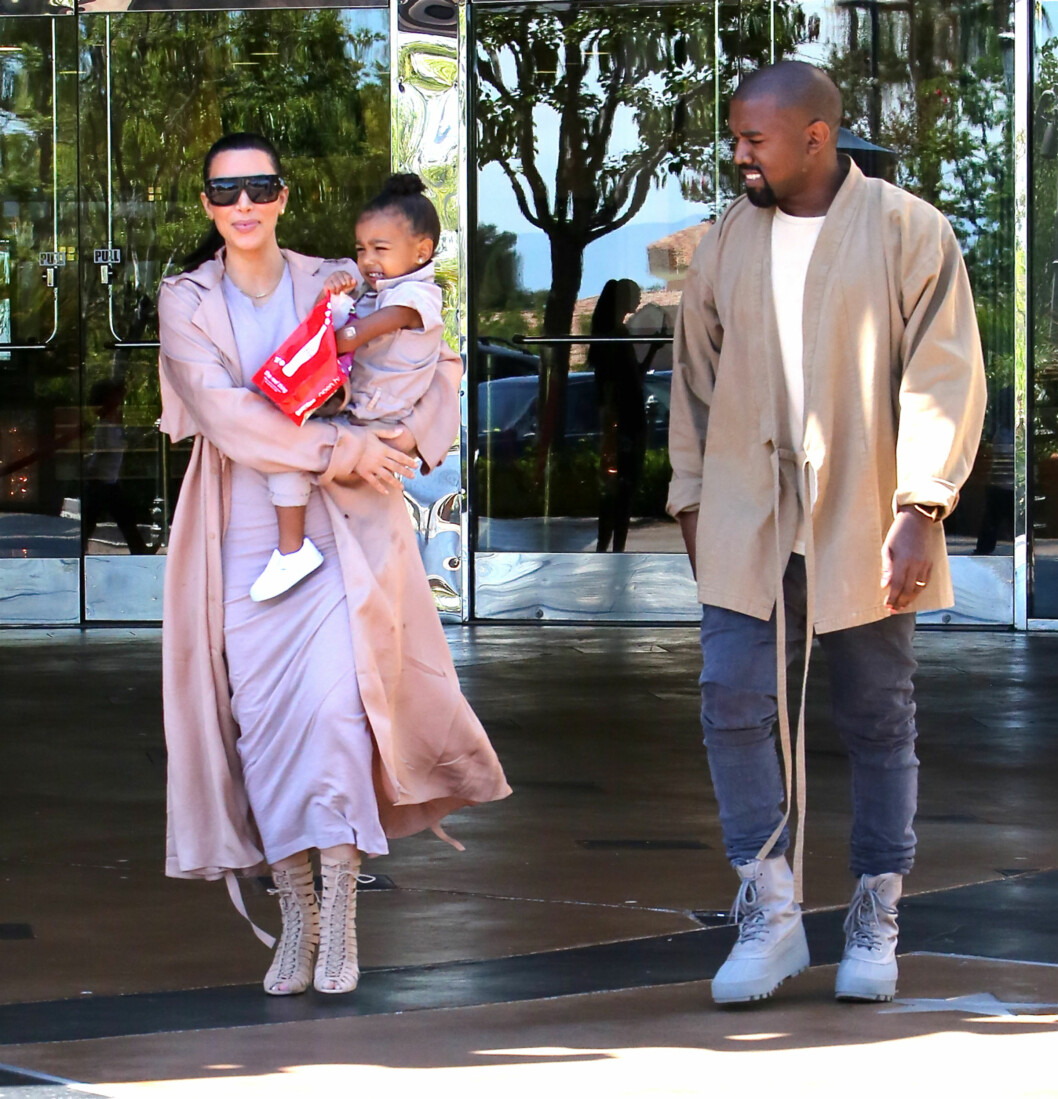 FAMILIELYKKE: Om fire måneder blir Kim Kardashian og Kanye West foreldre til en liten gutt - og lille North blir storesøster. Dette bildet er tatt i Los Angeles i midten av juli. Foto: NTB Scanpix FAMILIELYKKE: Om fire måneder blir Kim Kardashian og Kanye West foreldre til en liten gutt - og lille North blir storesøster. Dette bildet er tatt i Los Angeles i midten av juli. Foto: NTB Scanpix