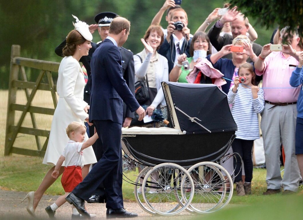 VAKTE BEGEISTRING: Et smilende hertugpar hilste de jublene oppmøtte da de ankom kirken i Snadringhma sammen med prins George og prinsesse Charlotte. Foto: Polaris VAKTE BEGEISTRING: Et smilende hertugpar hilste de jublene oppmøtte da de ankom kirken i Snadringhma sammen med prins George og prinsesse Charlotte. Foto: Polaris