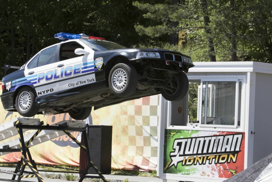 LUFTIG SVEV: Det manglet ikke på halsbrekkende stunts da Knut Arild Hareide fikk sitte på med «Burnout»-sjåførene på Tusenfryd Foto: Morten Eik, Se og Hør LUFTIG SVEV: Det manglet ikke på halsbrekkende stunts da Knut Arild Hareide fikk sitte på med «Burnout»-sjåførene på Tusenfryd Foto: Morten Eik, Se og Hør