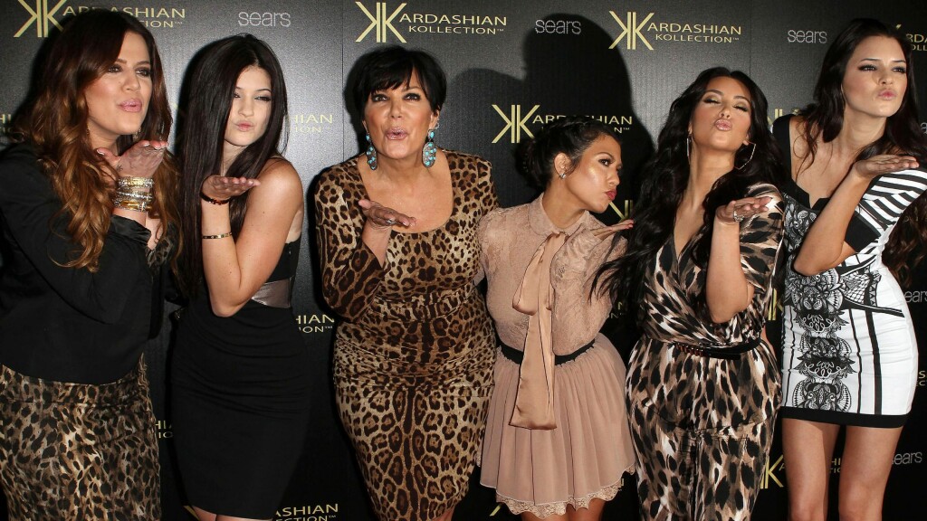 TETTE BÅND: Kardashian/Jenner-familien er fast inventar på den røde løperen. Her er hele jentegjengen samlet i 2011. Foto: Scanpix TETTE BÅND: Kardashian/Jenner-familien er fast inventar på den røde løperen. Her er hele jentegjengen samlet i 2011. Foto: Scanpix