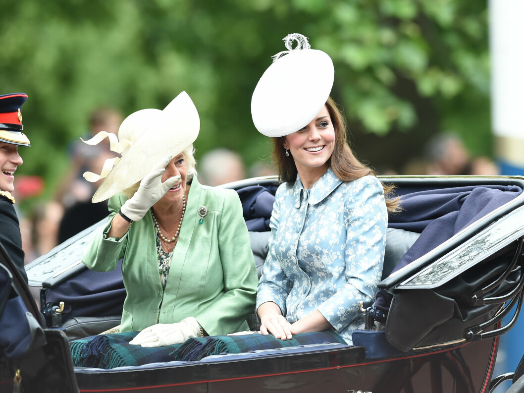 FØRSTE OPPDRAG: Kate strålte da hun viste seg frem for offentligheten. Her er hun sammen med hertuginne Camilla. Foto: Scanpix FØRSTE OPPDRAG: Kate strålte da hun viste seg frem for offentligheten. Her er hun sammen med hertuginne Camilla. Foto: Scanpix