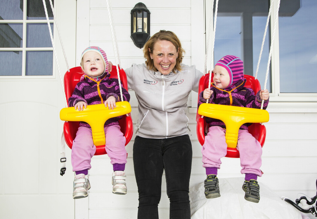 TVILLING-MAMMA: Linda storkoser seg som mamma til halvannet år gamle Hermine og Milla.
Foto: TOR LINDSETH/SE OG HØR TVILLING-MAMMA: Linda storkoser seg som mamma til halvannet år gamle Hermine og Milla.
Foto: TOR LINDSETH/SE OG HØR