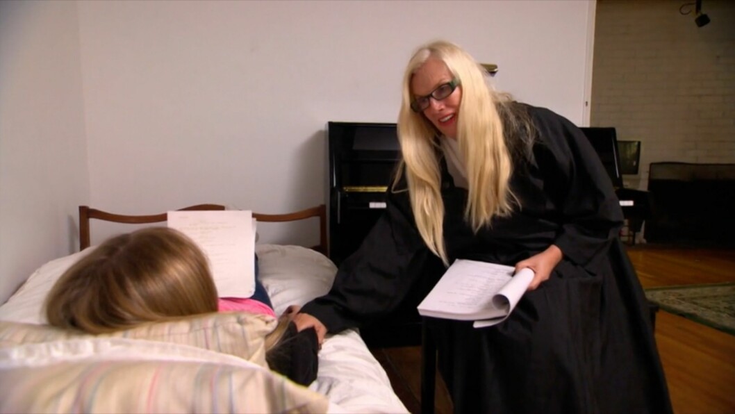 SPILLER MOT DATTEREN: Gunilla Persson gir alt i skuespillerutfordringen, mens datteren Erika formodentlig prøver å holde seg alvorlig etter først å ha begynt å le. Foto: TV3 SPILLER MOT DATTEREN: Gunilla Persson gir alt i skuespillerutfordringen, mens datteren Erika formodentlig prøver å holde seg alvorlig etter først å ha begynt å le. Foto: TV3