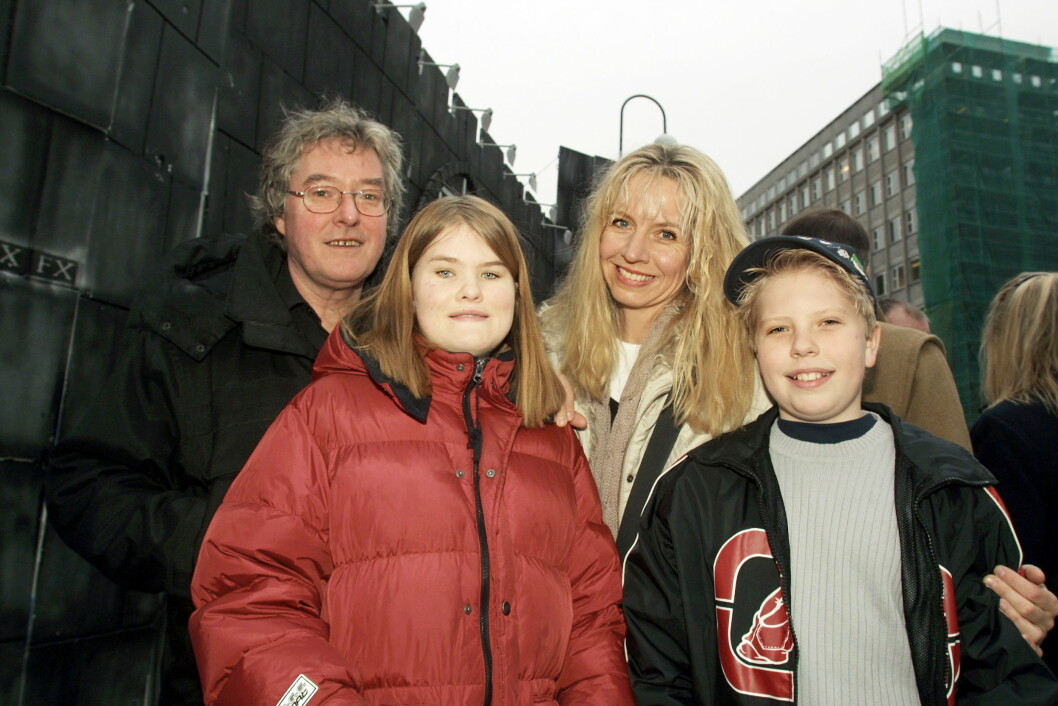 FAMILIELYKKE: Hege Schøyen og ektemannen Arild Andersen er stolt av
de to barna Line og Jakob. Bildet er tatt i 2001. Foto: Se og Hør FAMILIELYKKE: Hege Schøyen og ektemannen Arild Andersen er stolt av
de to barna Line og Jakob. Bildet er tatt i 2001. Foto: Se og Hør