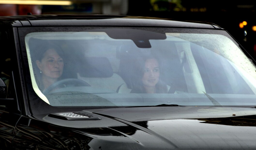 SPENTE: Ingen tvil om at Carole og Pippa gledet seg til å se den lille prinsessen. Foto: NTB Scanpix SPENTE: Ingen tvil om at Carole og Pippa gledet seg til å se den lille prinsessen. Foto: NTB Scanpix