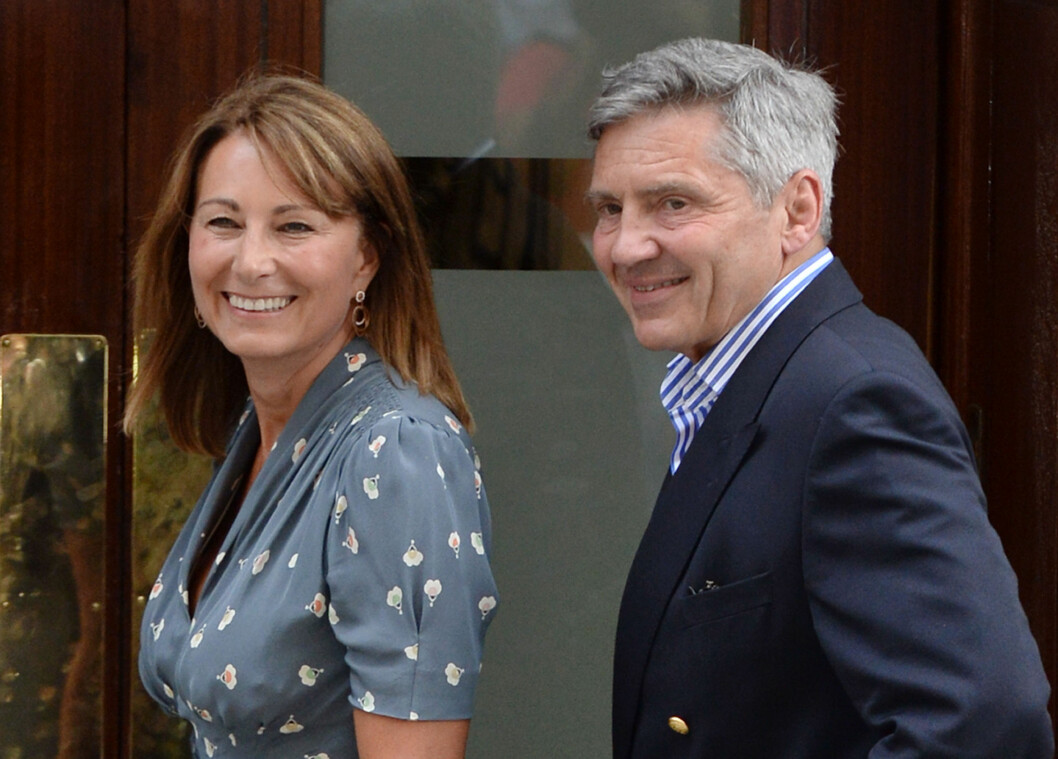 BESTEFORELDRE: Carole og Michael Middleton eldste datter er nå blitt tobarnsmor, og de to kan juble over å ha fått nok et barnebarn i familien. Dette bildet ble tatt da prins George kom til verden. Foto: NTB Scanpix BESTEFORELDRE: Carole og Michael Middleton eldste datter er nå blitt tobarnsmor, og de to kan juble over å ha fått nok et barnebarn i familien. Dette bildet ble tatt da prins George kom til verden. Foto: NTB Scanpix