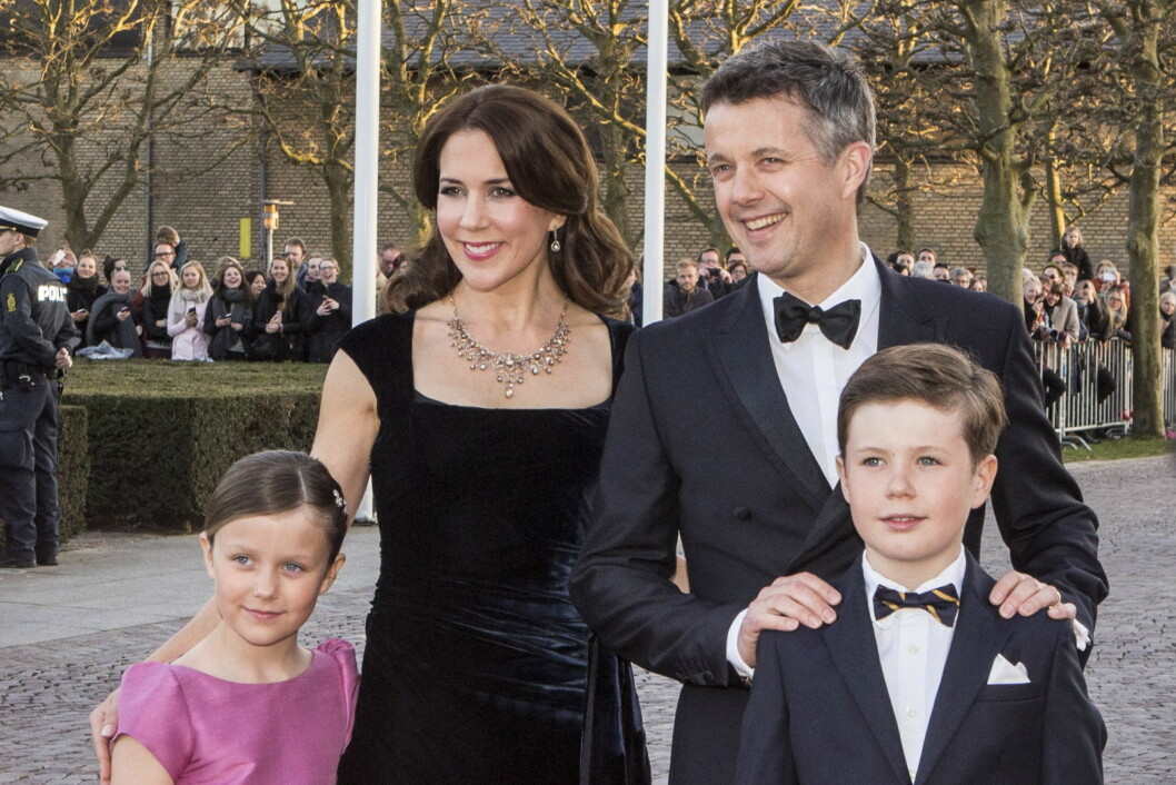 SJARMTROLL: Kronprinsesse Mary og kronprins Frederik kom sammen med sine to eldste barn, Isabella og Christian.
Foto: Danapress SJARMTROLL: Kronprinsesse Mary og kronprins Frederik kom sammen med sine to eldste barn, Isabella og Christian.
Foto: Danapress