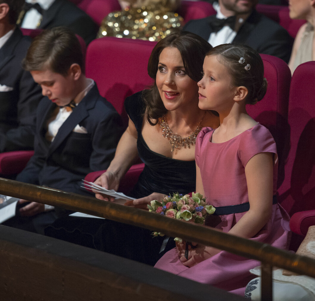 TÅLMODIG: Prinsesse Isabella er bare syv år, men stor nok til å kunne følge med på hva som skjedde. Mamma Mary forklarte ivrig til den storøyde jenta. Foto: All Over Press TÅLMODIG: Prinsesse Isabella er bare syv år, men stor nok til å kunne følge med på hva som skjedde. Mamma Mary forklarte ivrig til den storøyde jenta. Foto: All Over Press