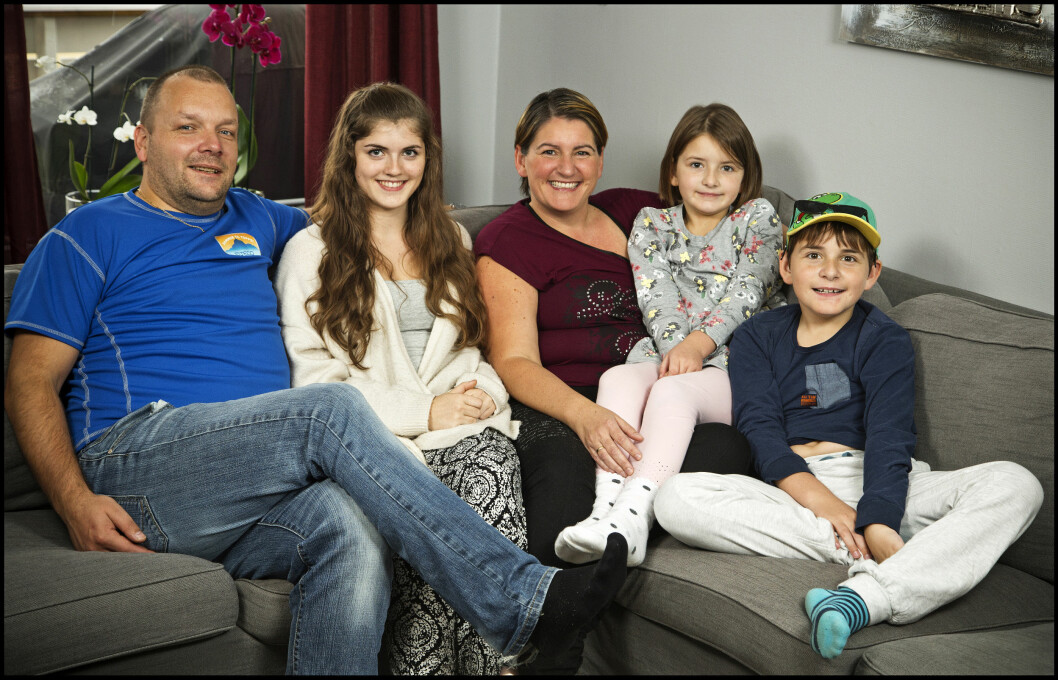 SAMMENSVEISET FAMILIE: Terje Haugsdal og kona Belinda med parets tre barn Simona, William og Victoria. Foto: Henning Jensen, Se og Hør SAMMENSVEISET FAMILIE: Terje Haugsdal og kona Belinda med parets tre barn Simona, William og Victoria. Foto: Henning Jensen, Se og Hør