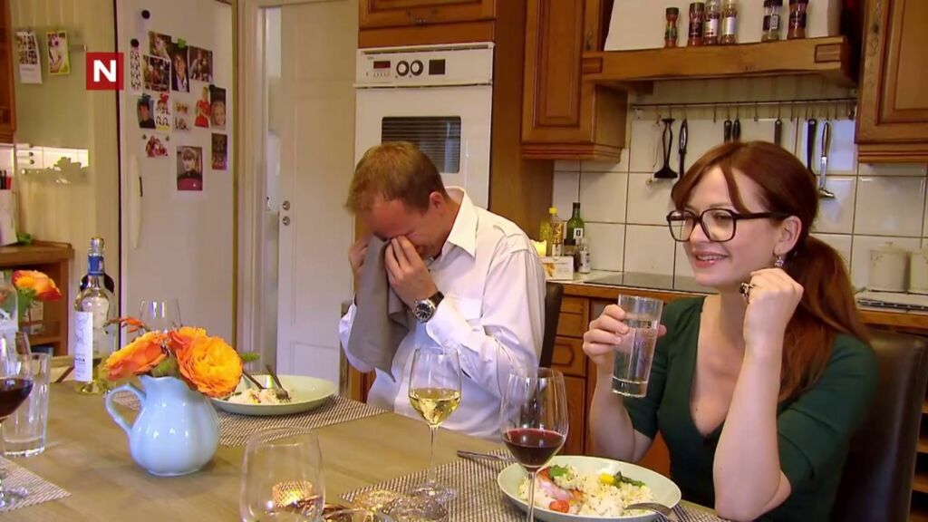 TENKER KOFFERT: Thomas Myhre og Magnus Moan får litt av en reaksjon når Monica Csango sier hun har munnen full av laks. Foto: TVNorge TENKER KOFFERT: Thomas Myhre og Magnus Moan får litt av en reaksjon når Monica Csango sier hun har munnen full av laks. Foto: TVNorge