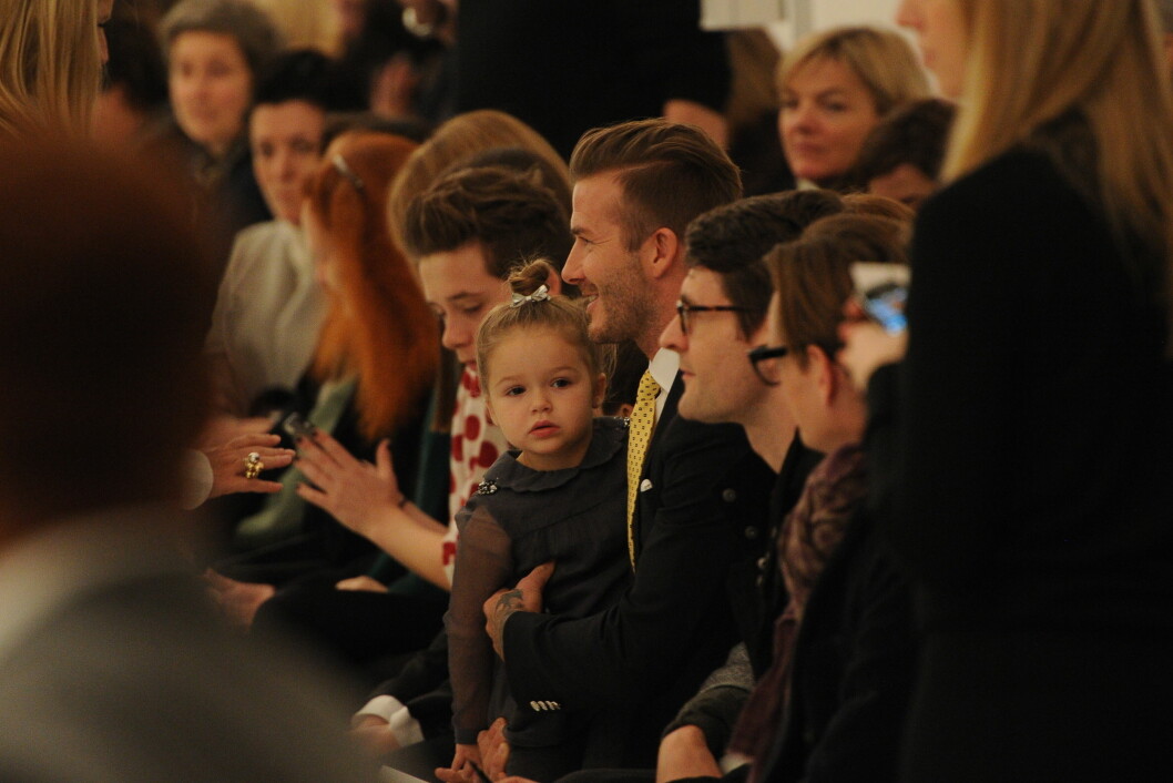 PÅ FØRSTE RAD: David Beckham og barna Harper og Brooklyn var selvfølgelig til stede i New York da mamma Victoria Beckham holdt show under moteuken høsten 2014. Foto: Stella Pictures PÅ FØRSTE RAD: David Beckham og barna Harper og Brooklyn var selvfølgelig til stede i New York da mamma Victoria Beckham holdt show under moteuken høsten 2014. Foto: Stella Pictures