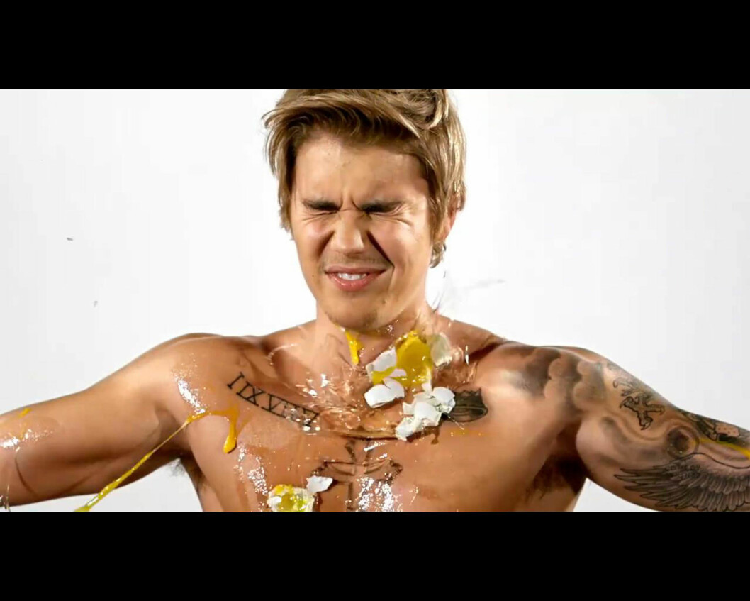 I ILDEN: Snart er Bieber klar for å bli dritt ut av noen av USAs aller største komikere i det fryktede showet "Comedy Central Roast". Han meldte seg selv på og her stiller han opp på et promobilde som gjør narr av den velkjente eggkrigen med naboene. Foto: Stella Pictures I ILDEN: Snart er Bieber klar for å bli dritt ut av noen av USAs aller største komikere i det fryktede showet "Comedy Central Roast". Han meldte seg selv på og her stiller han opp på et promobilde som gjør narr av den velkjente eggkrigen med naboene. Foto: Stella Pictures