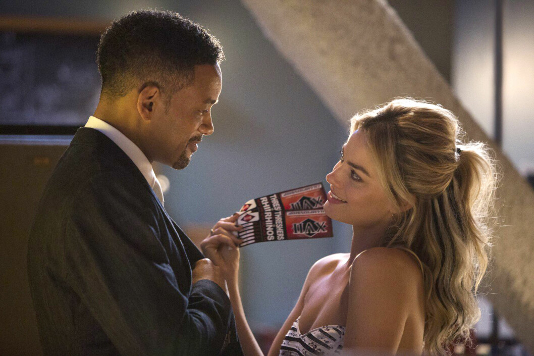 HET FLØRT: I "Focus" innleder Will Smith et seksuelt forhold til den halvparten så gamle skuespilleren Margot Robbie. Foto: REX/All Over Press HET FLØRT: I "Focus" innleder Will Smith et seksuelt forhold til den halvparten så gamle skuespilleren Margot Robbie. Foto: REX/All Over Press