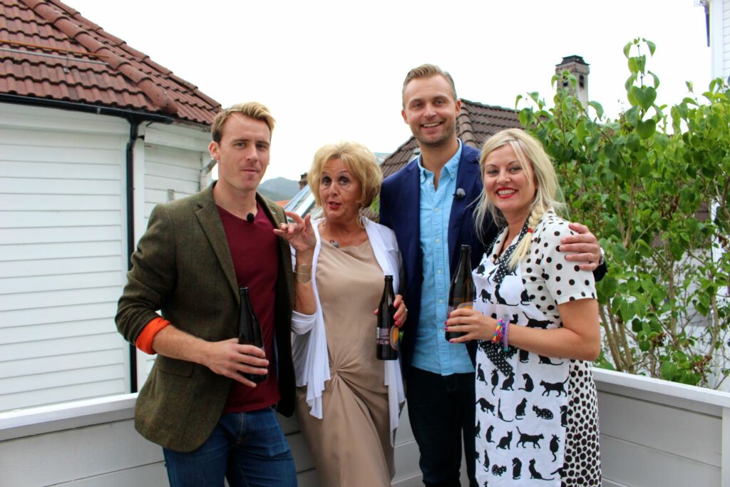 UKENS DELTAGERE: Carl-Eirik Torp, Trude Drevland og Jon Hartvig Børrestad er gjester hos Eli Kari Gjengedal i tirsdagens episode av 4-stjerners middag. Foto: TVNorge UKENS DELTAGERE: Carl-Eirik Torp, Trude Drevland og Jon Hartvig Børrestad er gjester hos Eli Kari Gjengedal i tirsdagens episode av 4-stjerners middag. Foto: TVNorge
