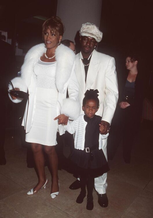 TURBULENT TID: Whitney Houston, Bobby Brown og lille Bobbi Kristina avbildet sammen i 1998 på Beverly Hilton Hotel - der sangerinnen døde 14 år senere. Foto: Action Press/All Over Press TURBULENT TID: Whitney Houston, Bobby Brown og lille Bobbi Kristina avbildet sammen i 1998 på Beverly Hilton Hotel - der sangerinnen døde 14 år senere. Foto: Action Press/All Over Press