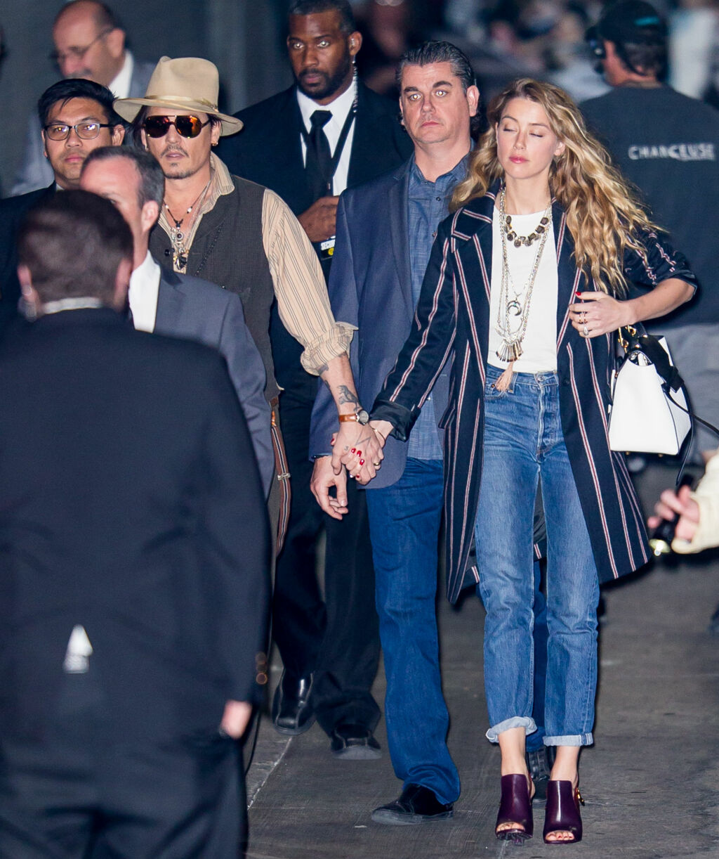 HÅND I HÅND: Johnny Depp og Amber Heard forlot Jimmy Kimmel show hånd i hånd etter flere måneder med bruddrykter. Foto: VIPix / Splash News/ All Over Press HÅND I HÅND: Johnny Depp og Amber Heard forlot Jimmy Kimmel show hånd i hånd etter flere måneder med bruddrykter. Foto: VIPix / Splash News/ All Over Press