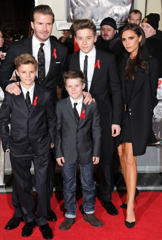 FLOTT FAMILIE: David Beckham elsker livet som familiefar for barna Harper, Brooklyn, Romeoog Cruz. Her med kona Victoria og deres tre sønner på en premiere i 2013. Foto: Stella Pictures FLOTT FAMILIE: David Beckham elsker livet som familiefar for barna Harper, Brooklyn, Romeoog Cruz. Her med kona Victoria og deres tre sønner på en premiere i 2013. Foto: Stella Pictures