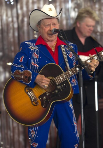 FARGERIK: Country-stjernens musikalske karriere strakk seg over hele åtte tiår. Her på scenen under The Stagecoach Festival våren 2010. Foto: IMAGO/ All Over Press FARGERIK: Country-stjernens musikalske karriere strakk seg over hele åtte tiår. Her på scenen under The Stagecoach Festival våren 2010. Foto: IMAGO/ All Over Press
