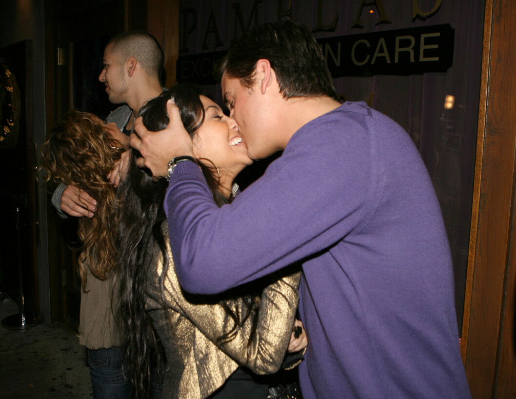 LYKKELIGERE TIDER: Kourtney og Scott avbildet ved Hyde Lounge i Hollywood like før jul i 2007. Kourtneys yngre bror Rob og hans daværende kjæreste, Adrienne Bailon, i bakgrunnen. Foto: Stella Pictures LYKKELIGERE TIDER: Kourtney og Scott avbildet ved Hyde Lounge i Hollywood like før jul i 2007. Kourtneys yngre bror Rob og hans daværende kjæreste, Adrienne Bailon, i bakgrunnen. Foto: Stella Pictures