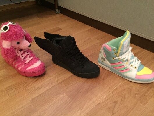 TRE PÅ RAD: Vi er vant til å se Didrik Solli-Tangen i kjole og hvitt. Men i skapet hjemme har han tre elleville joggesko - alle fra Jeremy Scott for Adidas. Det mest oppsiktsvekkende paret er dekket av rosa pels og har et hundehode med solbriller! Foto: Privat TRE PÅ RAD: Vi er vant til å se Didrik Solli-Tangen i kjole og hvitt. Men i skapet hjemme har han tre elleville joggesko - alle fra Jeremy Scott for Adidas. Det mest oppsiktsvekkende paret er dekket av rosa pels og har et hundehode med solbriller! Foto: Privat