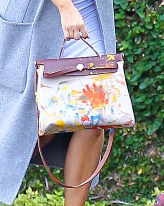 FARGERIK: Den håndmalte Hermès-vesken fra lille North har en fin fargesammensetning. Kanskje faren, estetisk bevisste Kanye West, har hatt en finger med i spillet hva gjelder fargevalg? Foto: Stella Pictures FARGERIK: Den håndmalte Hermès-vesken fra lille North har en fin fargesammensetning. Kanskje faren, estetisk bevisste Kanye West, har hatt en finger med i spillet hva gjelder fargevalg? Foto: Stella Pictures