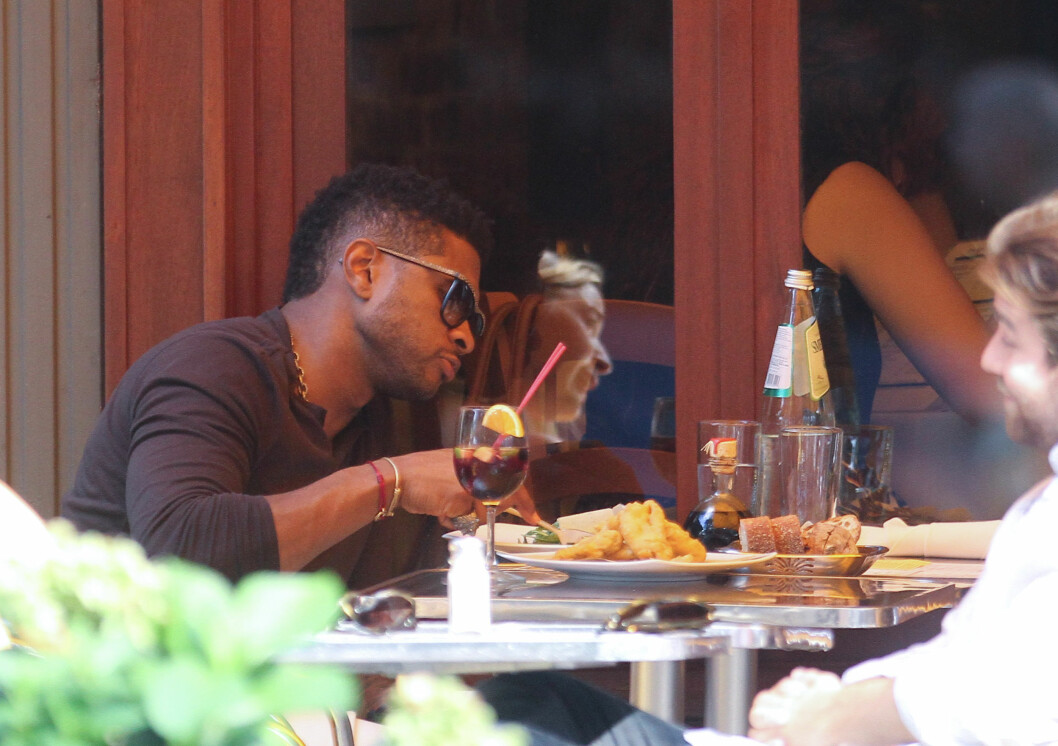 MATGLAD: Usher avbildet på den italienske restauranten Da Silvano i New York i august 2011, da han spiste lunsj - formodentlig en vegansk sådan - sammen med en venninne. Foto: Stella Pictures MATGLAD: Usher avbildet på den italienske restauranten Da Silvano i New York i august 2011, da han spiste lunsj - formodentlig en vegansk sådan - sammen med en venninne. Foto: Stella Pictures