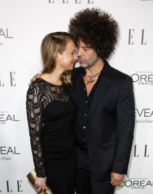 FORELSKET: Kjæresten Doyle Bramhall var ved Renées side på ELLE Women in Hollywood Awards i Beverly Hills mandag kveld. Skuespilleren takker ham for mye av livsstilsendringen sin. Foto: All Over Press FORELSKET: Kjæresten Doyle Bramhall var ved Renées side på ELLE Women in Hollywood Awards i Beverly Hills mandag kveld. Skuespilleren takker ham for mye av livsstilsendringen sin. Foto: All Over Press