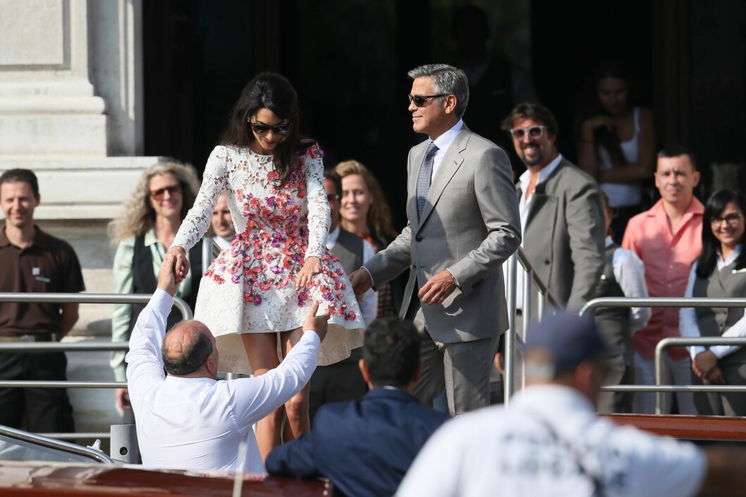 FESTKLARE IGJEN: Amal Alamuddin og George Clooney gledet seg sikkert til å fortsette feiringen med en bedre brunsj sammen med gjestene sine søndag ettermiddag. Her forlater de Aman Canal Grande sammen. Foto: Splash News/ All Over Press FESTKLARE IGJEN: Amal Alamuddin og George Clooney gledet seg sikkert til å fortsette feiringen med en bedre brunsj sammen med gjestene sine søndag ettermiddag. Her forlater de Aman Canal Grande sammen. Foto: Splash News/ All Over Press