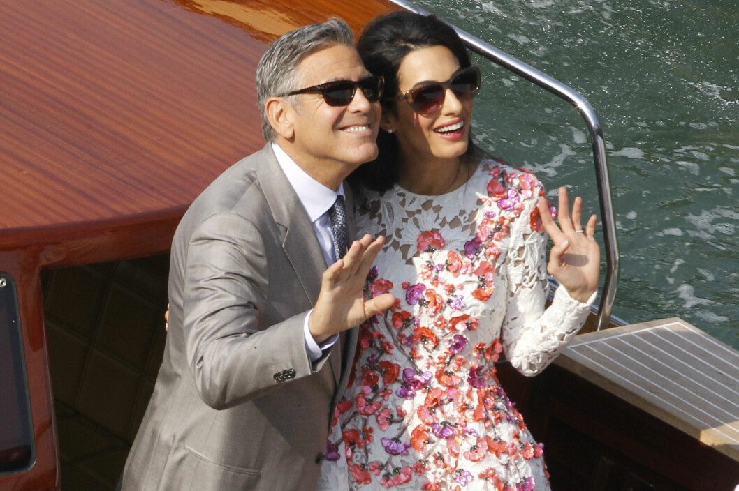 LYKKELIGE: Det vanligvis så private paret klarte ikke la være å smile og vinke mens de var ombord i kanalbåten på Canal Grande søndag ettermiddag. Foto: Splash News/ All Over Press LYKKELIGE: Det vanligvis så private paret klarte ikke la være å smile og vinke mens de var ombord i kanalbåten på Canal Grande søndag ettermiddag. Foto: Splash News/ All Over Press