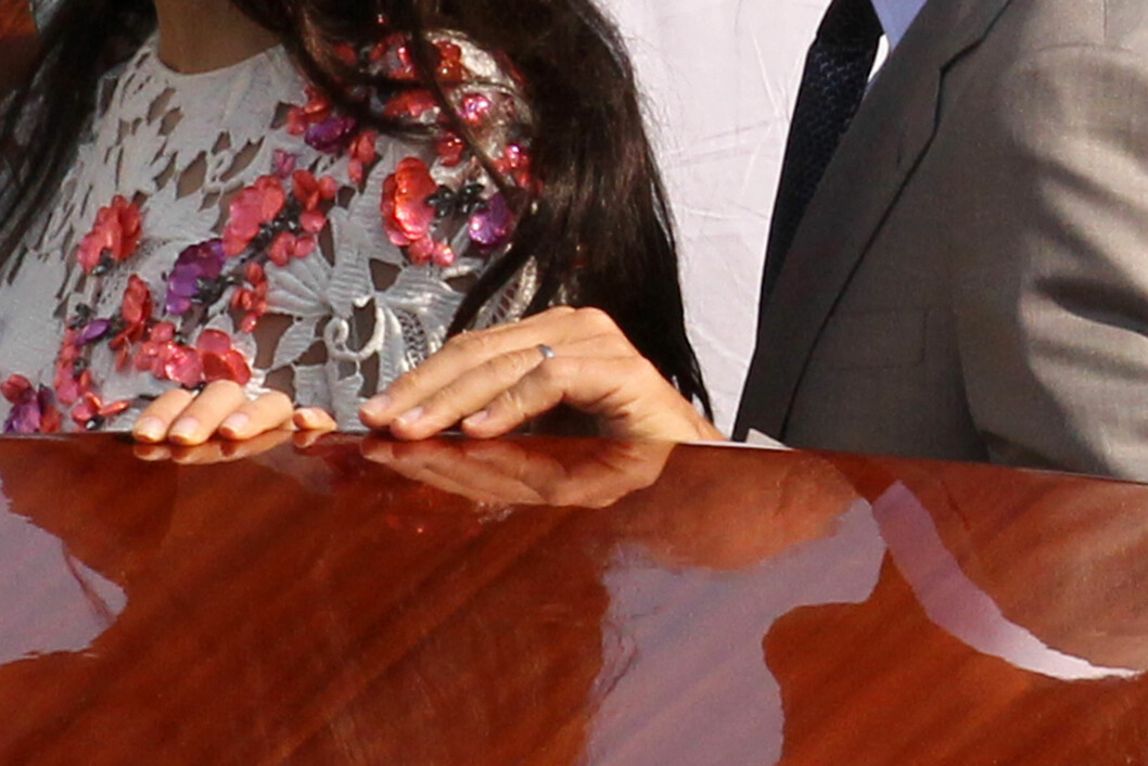 BEVISET: George Clooney fotografert med sin diskrete giftering på venstre ringfinger. Foto: Splash News/ All Over Press BEVISET: George Clooney fotografert med sin diskrete giftering på venstre ringfinger. Foto: Splash News/ All Over Press