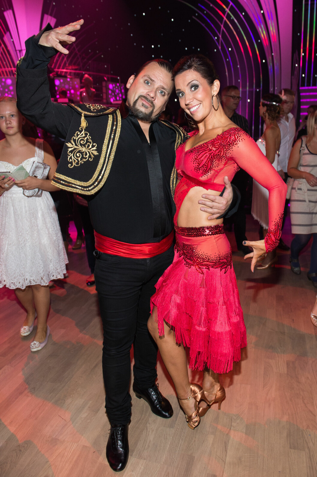 I FULL VIGØR: Per Heimly har virkelig gått inn for å gjøre en best mulig innsats i høstens «Skal vi danse». Her med dansepartner Therese Cleve-Stiansen lørdag kveld, da de to danset paso doble. Foto: Tor Gunnar Berland / Stella Pictures I FULL VIGØR: Per Heimly har virkelig gått inn for å gjøre en best mulig innsats i høstens «Skal vi danse». Her med dansepartner Therese Cleve-Stiansen lørdag kveld, da de to danset paso doble. Foto: Tor Gunnar Berland / Stella Pictures