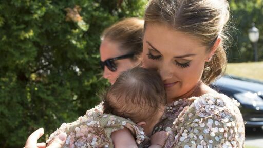MATCHENDE KJOLER: Tone Damli og datteren Billie hadde på seg matchende paljettkjoler fra designeren Tina Steffenakk Hermansen, da de tidligere i sommer deltok i bryllupet til Tones søster Tale. Foto: Se og Hør MATCHENDE KJOLER: Tone Damli og datteren Billie hadde på seg matchende paljettkjoler fra designeren Tina Steffenakk Hermansen, da de tidligere i sommer deltok i bryllupet til Tones søster Tale. Foto: Se og Hør